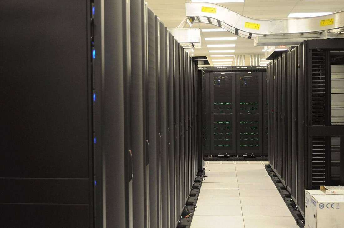 Data-center / large-box campus — illustrative of million-sq-ft logistics, not Amazon Mississippi Street